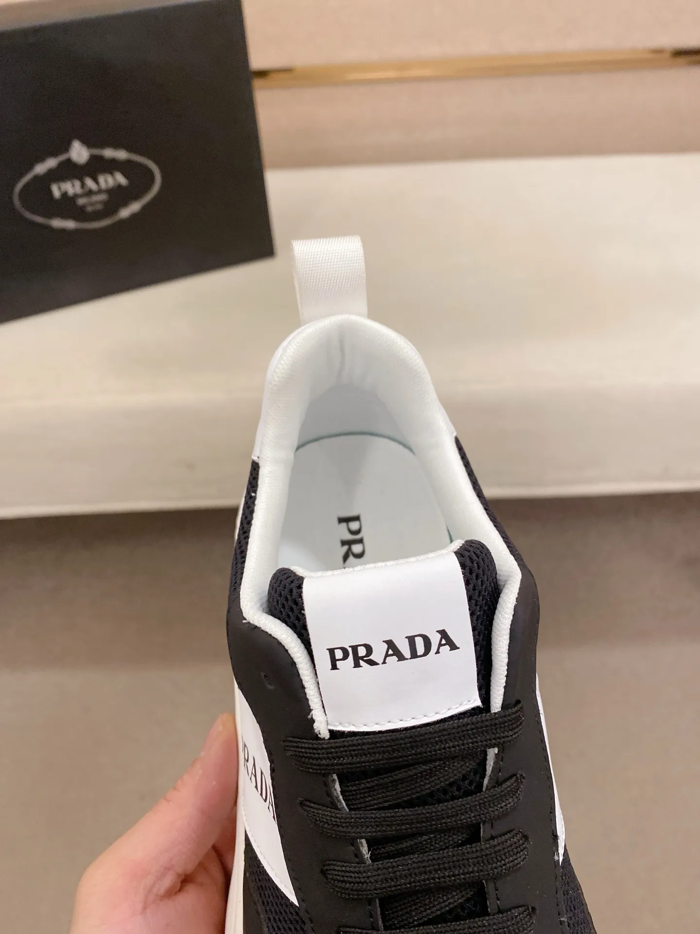 Men's shoes 💰 442💰 ✔️✔️✔️The new PRADA (Prada) counters are launched simultaneously. The new men's shoes and 😘fabrics are made of selected cowhide and waterproof and breathable fabrics. Lining: Breathable mesh lining. 👍🏿 High-end ☄️ air-cushion molded anti-slip rubber outsole, exquisite lines, simple and elegant, comfortable and high-end for leisure travel. Code number: 38 to 44 (45 can be customized and cannot be returned or exchanged)